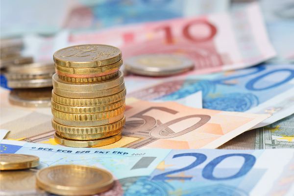 Foto: Geldmünzen und Geldscheine