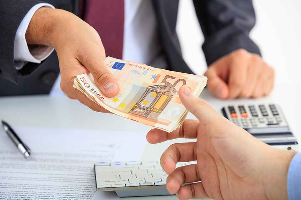 Foto: Geld Übergabe